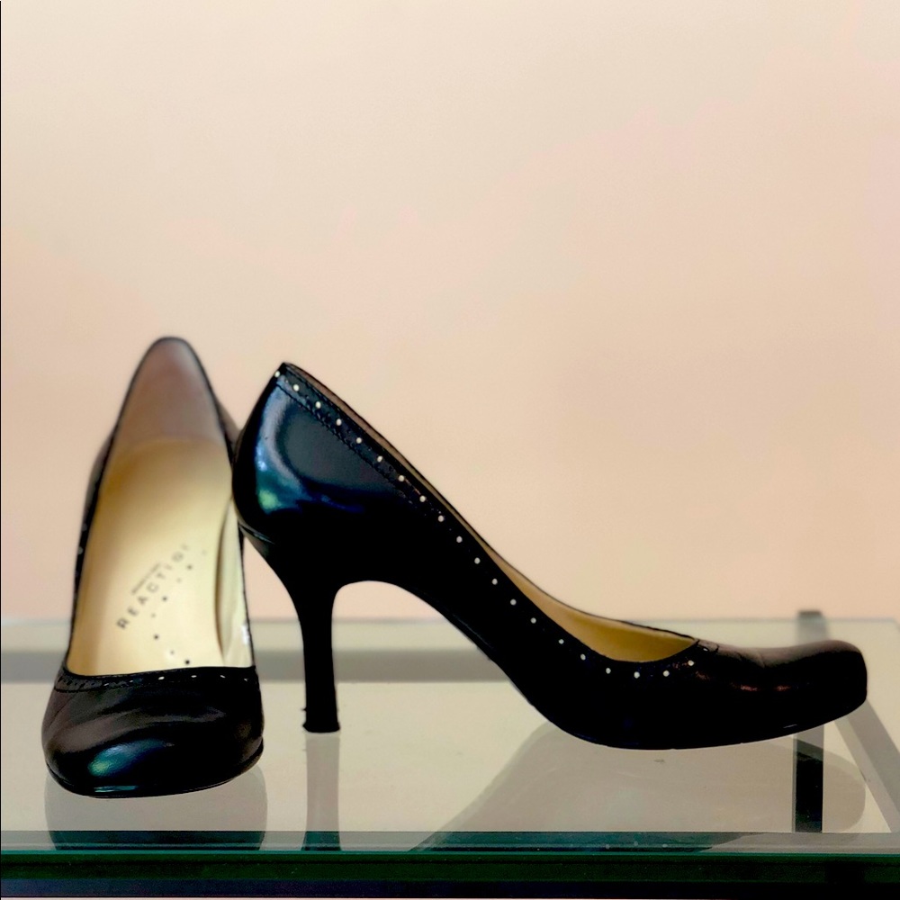 Kenneth Cole Reaction leather pump.